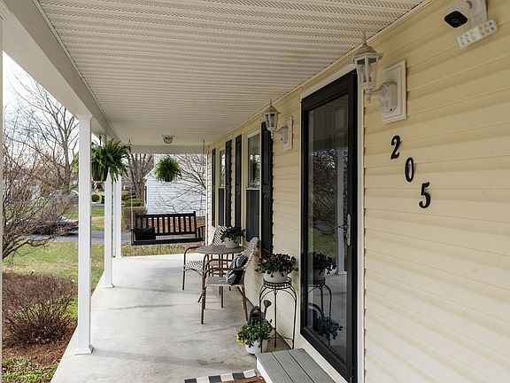4th image of 205 Yount Ave