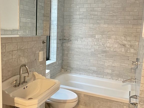 3rd image of 160 E 48th St APT 7S