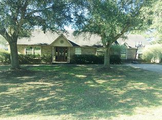 2015 Hillcrest Dr, Sealy, TX 77474
