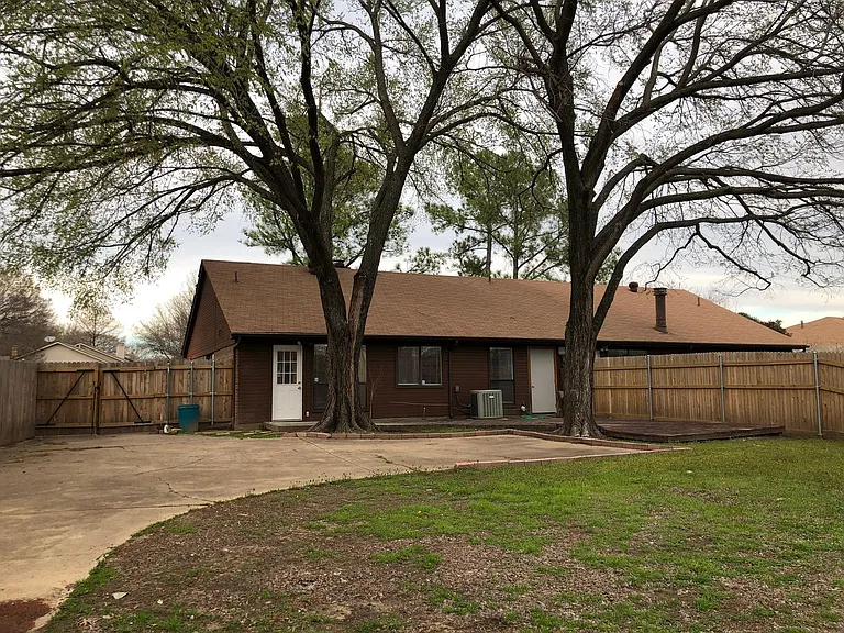 208 E Denton Dr — Photo 24