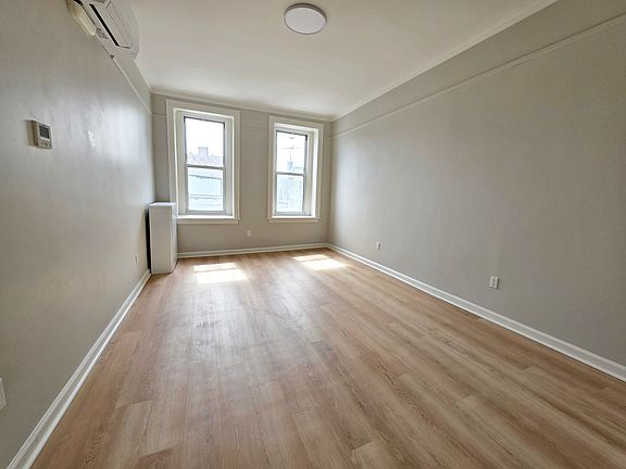 5th image of 733 Metropolitan Ave APT 3