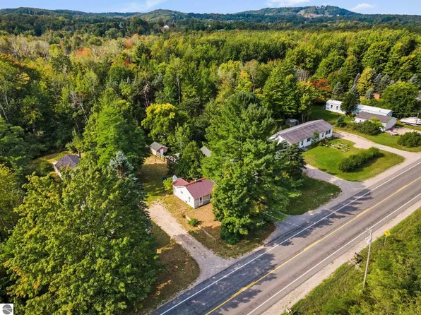 8860 E Fouch Rd, Traverse City, MI 49684