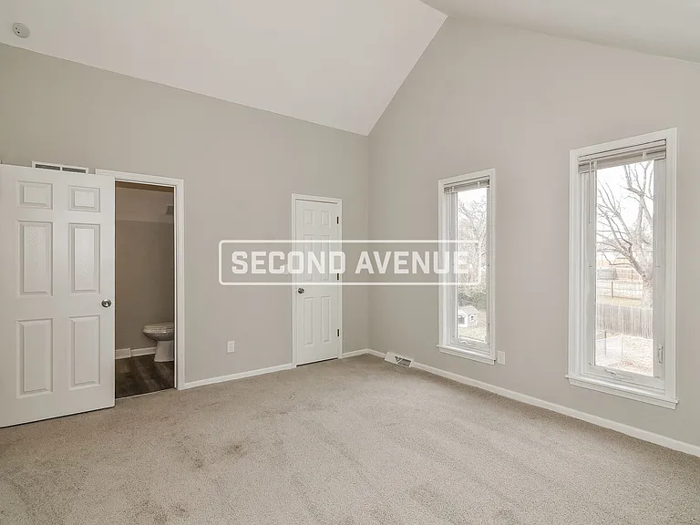 1804 NE Gatewood Dr — Photo 5