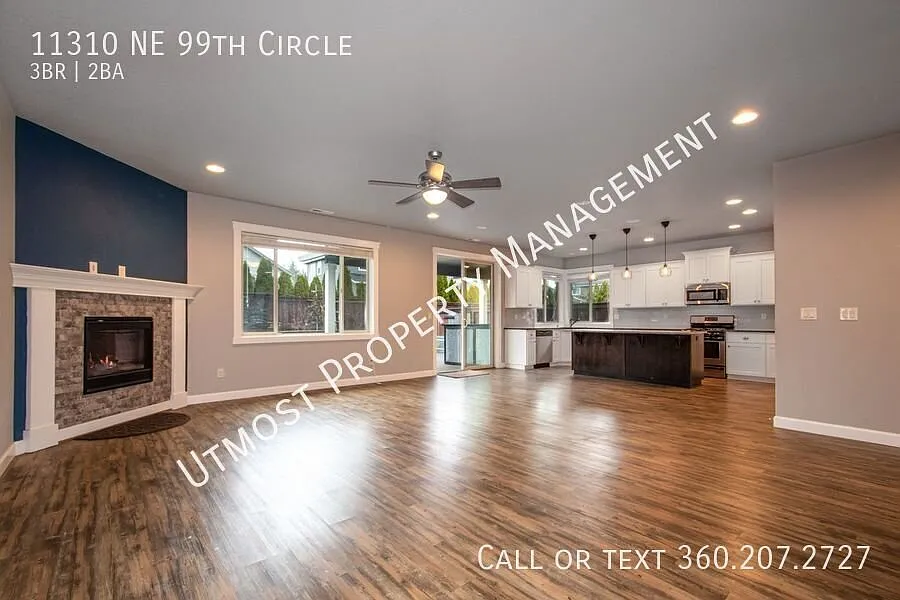 Spacious 3BD with Bonus Room in Great Vancouver Neighborhood — Photo 3