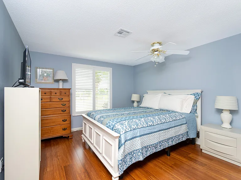 secondary bedroom (queen bed)