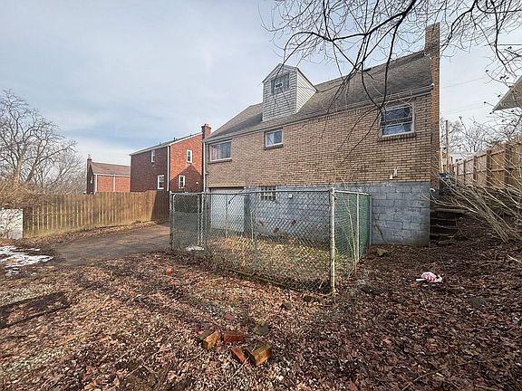 4th image of 302 Marose Dr