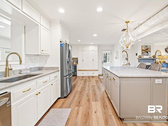 5th image of 604 College Ave