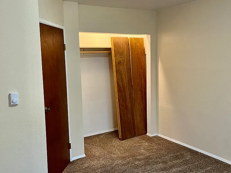 215 G St NE — Photo 10