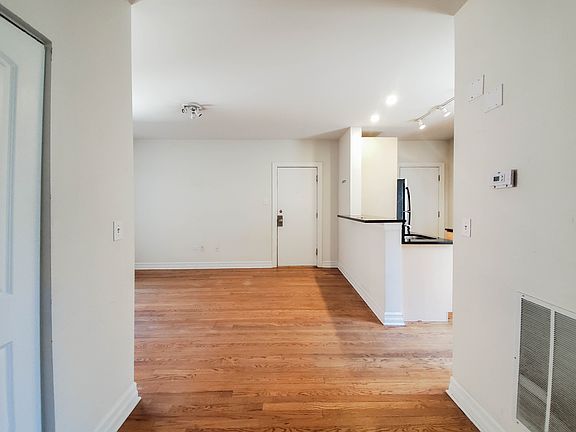 3rd image of 3810 1/2 N Sheffield Ave #2W