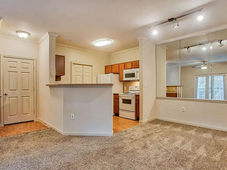 Nestled in a serene setting with beautiful views, Mission Oak apartment provides a peaceful retreat that feels worlds away while being conveniently located near shopping, dining, and major employers.
