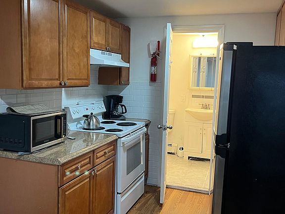 3rd image of 598 Higbie Ln