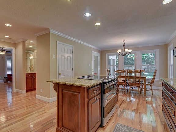 5th image of 225 Kirkwall Ln