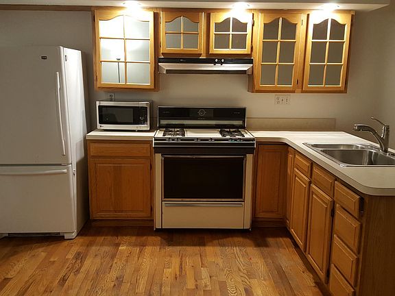 2nd image of 3052 Richmond St #2