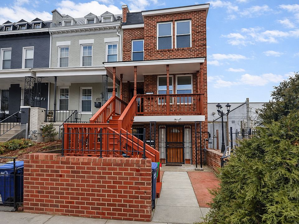 1st image of 1933 4th St NE