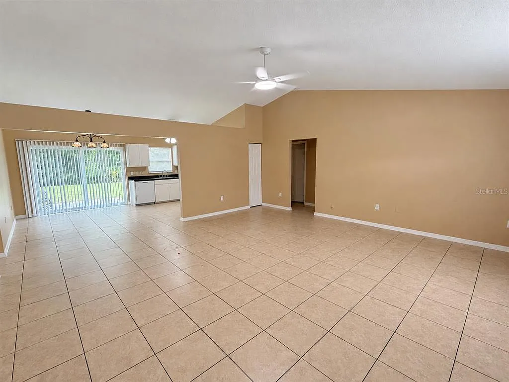 3 bed, 2.0 bath, 1376 sqft, $2,700 — Photo 3
