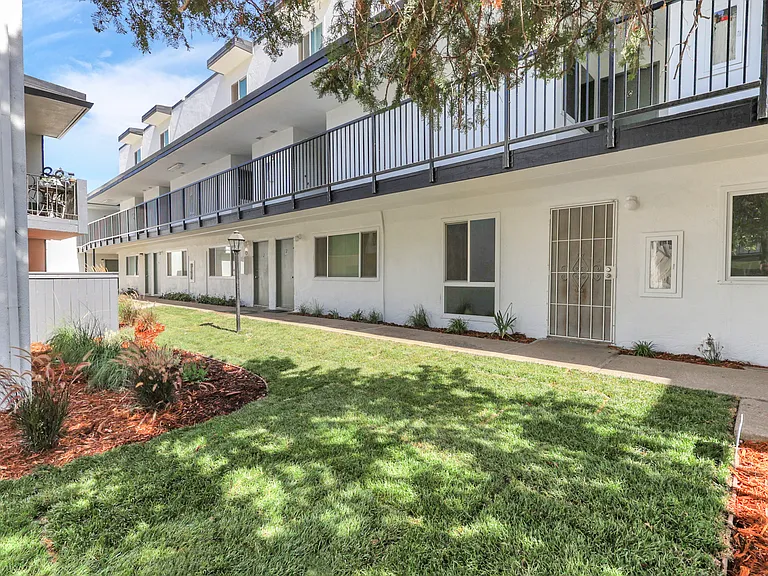 Courtyard Apartments — Photo 21