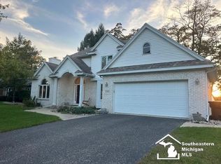 7365 Hidden Valley Dr, Lambertville, MI 48144