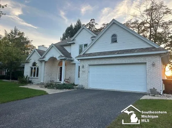 7365 Hidden Valley Dr, Lambertville, MI 48144