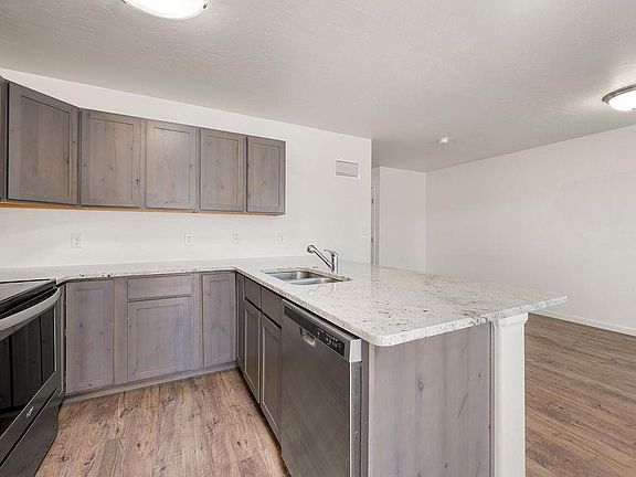 5th image of 646 Trinity Way #B