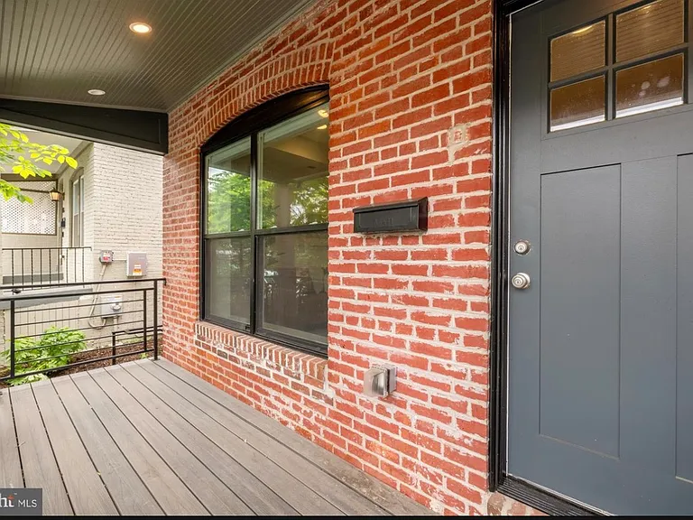 760 Gresham Pl NW — Photo 2