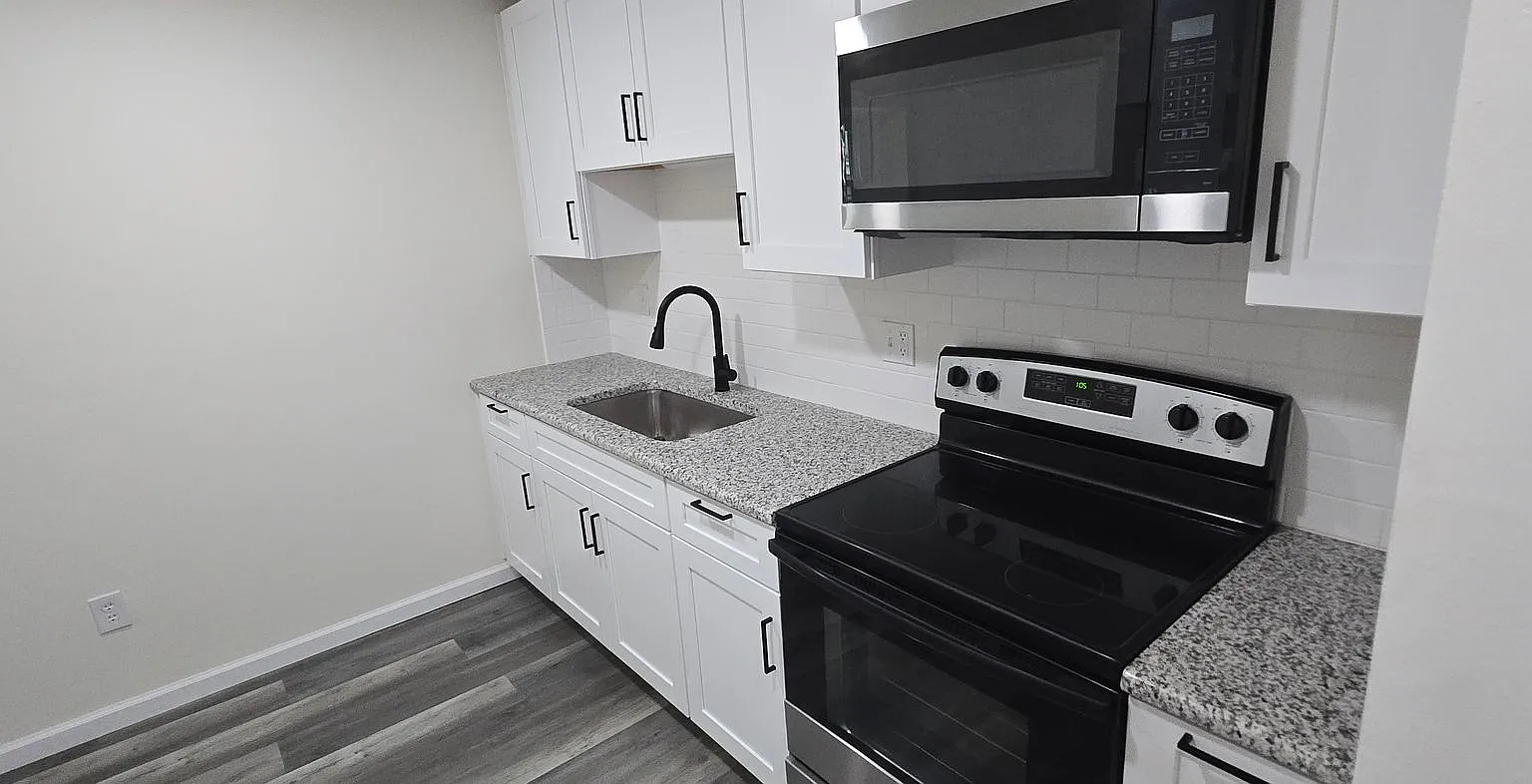300 W Frack — Photo 2