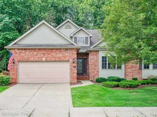 13111 Harbor Landings Dr, Fenton, MI 48430