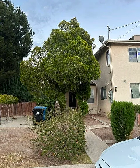 10834 Encino Ave — Photo 2