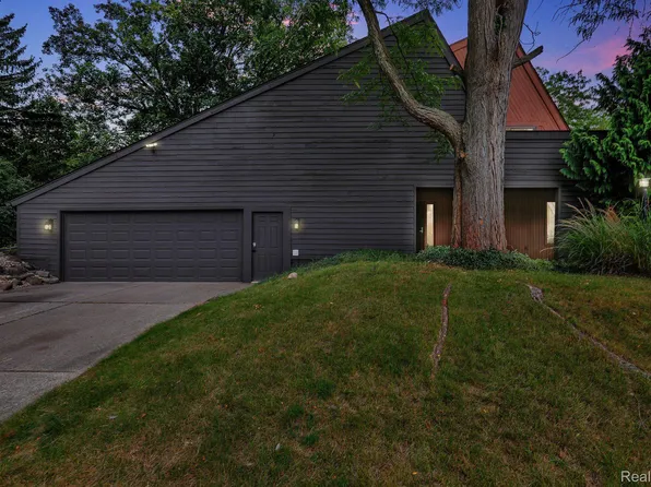 925 Whittier Dr, East Lansing, MI 48823