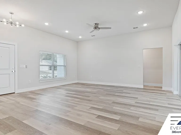 71 Point Of Woods Dr — Photo 8