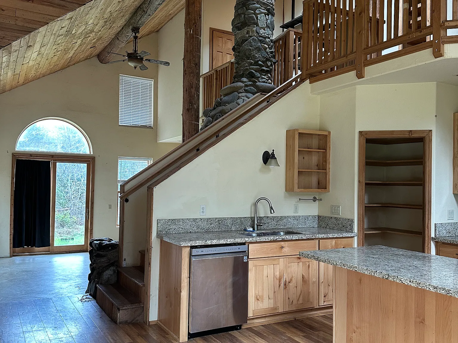 5 bed, 2460 sqft, $1,950 — Photo 3
