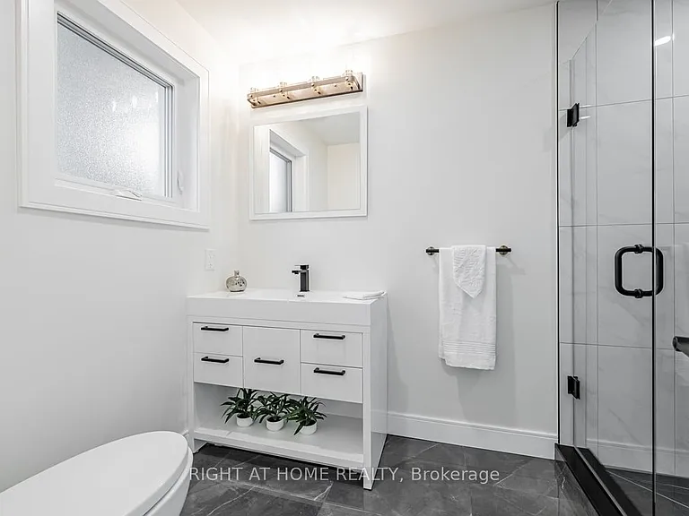 690 Hillman Cres — Photo 14