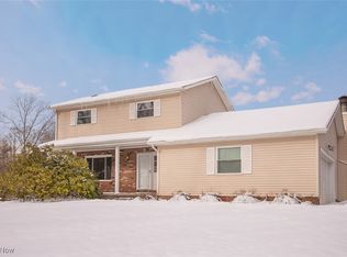 17060 Creighton Dr, Chagrin Falls, OH 44023