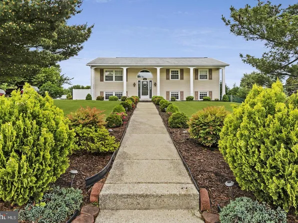 7402 Locust Dr, Hanover, MD 21076