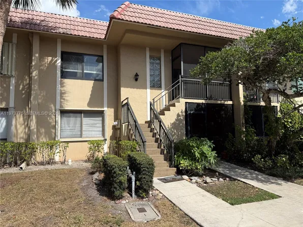 302 Lakeview Dr APT 204, Weston, FL 33326
