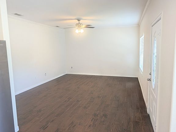 3rd image of 1028 E Houston St