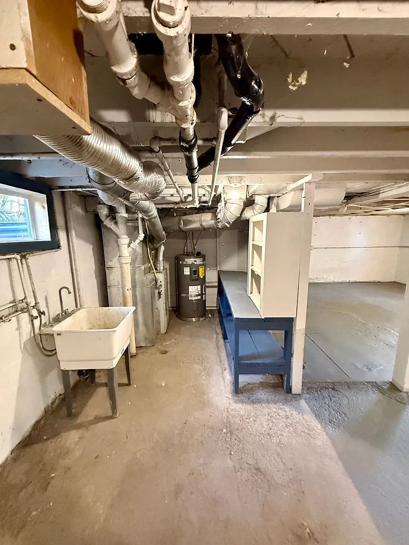 Newly updated 3bdrm, 2 bath house with large basement and covered parking. — Photo 3