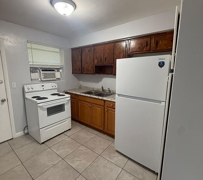 1st image of 2002 Palafox St #4