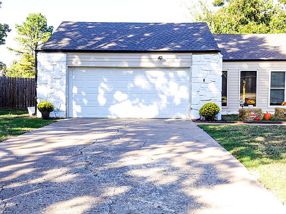 2nd image of 10019 E 39th Pl