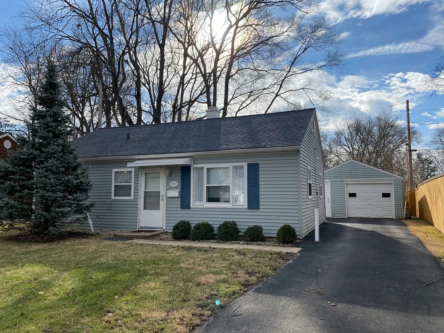 909 Crestwood Dr photo 1