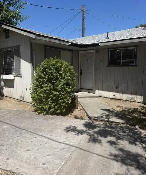 316 NE C St — Photo 1