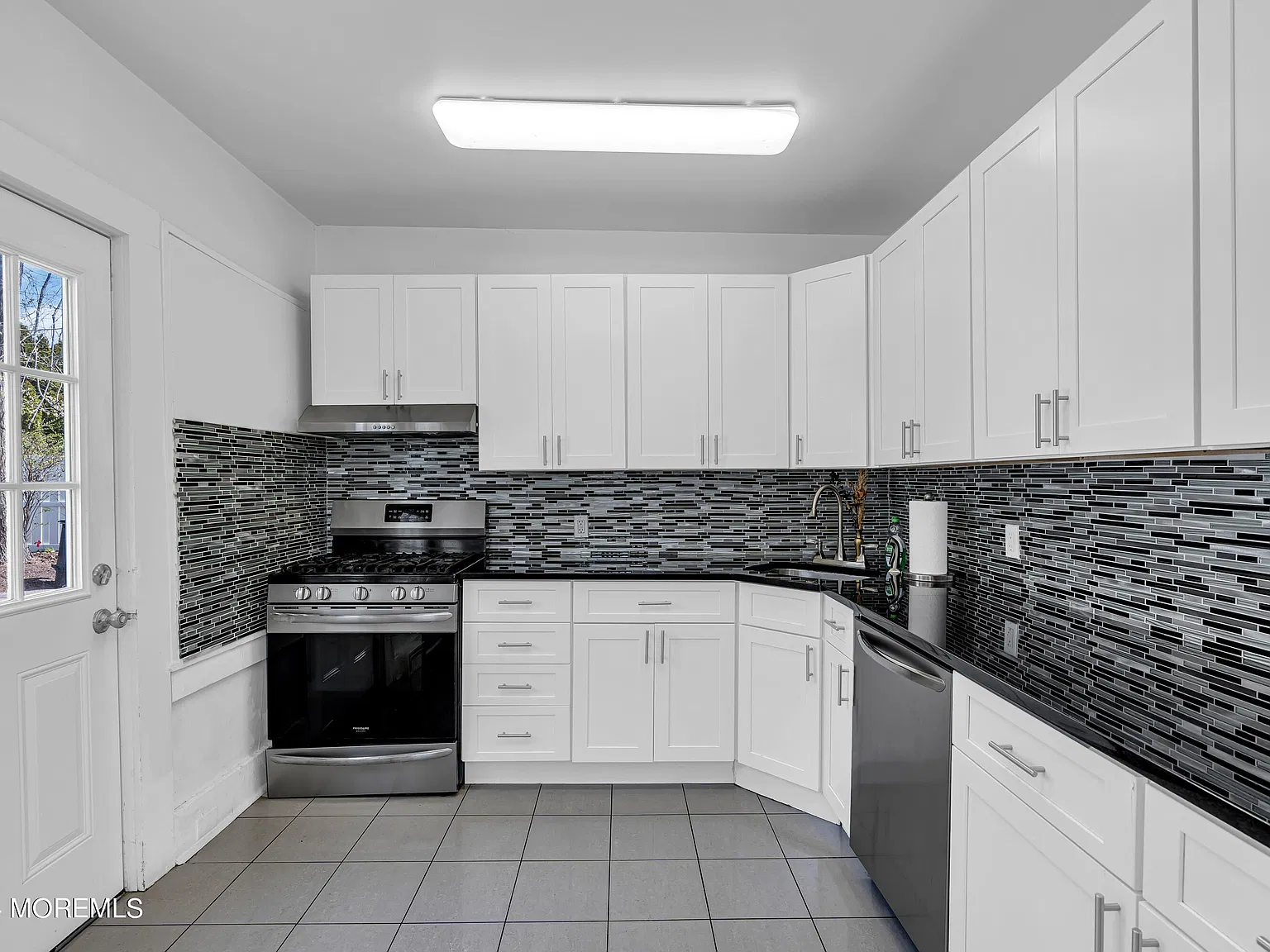 6 bed, 4.5 bath, 2828 sqft, $3,300 — Photo 2
