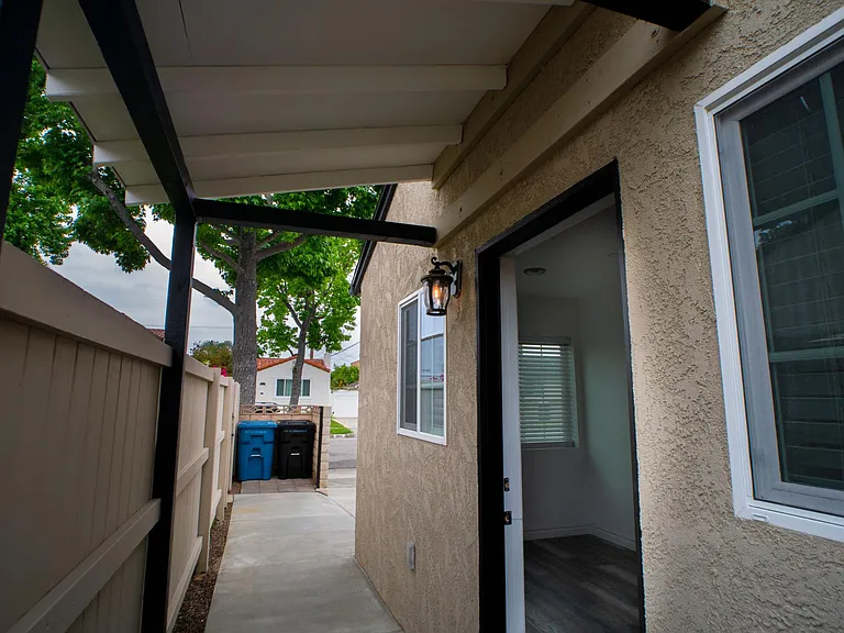 1602 La Golondrina Ave — Photo 4
