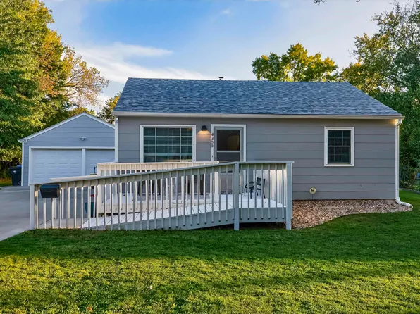 4305 SW Stratford Rd, Topeka, KS 66604