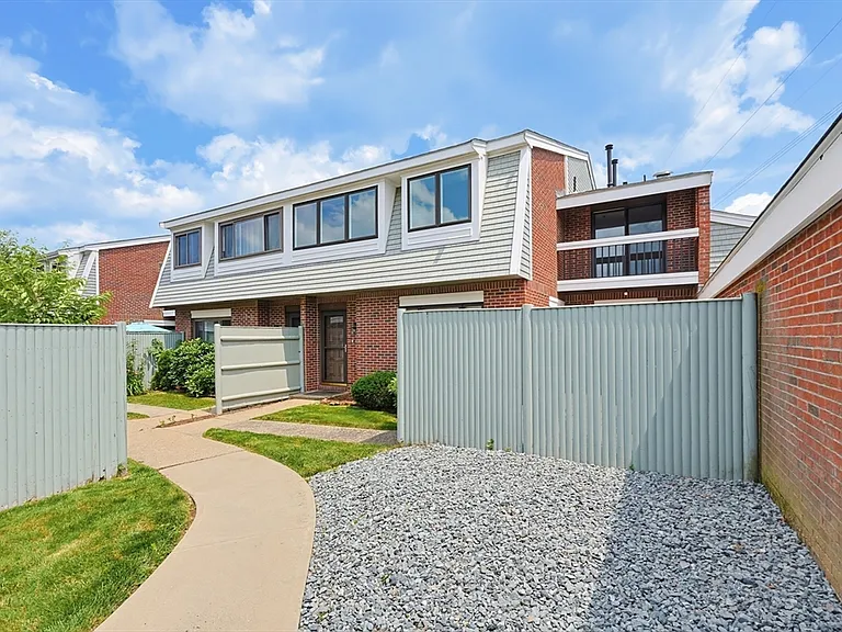 52 Rosewood Dr #52 — Photo 3