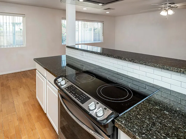 2405 E Huntington Dr — Photo 15