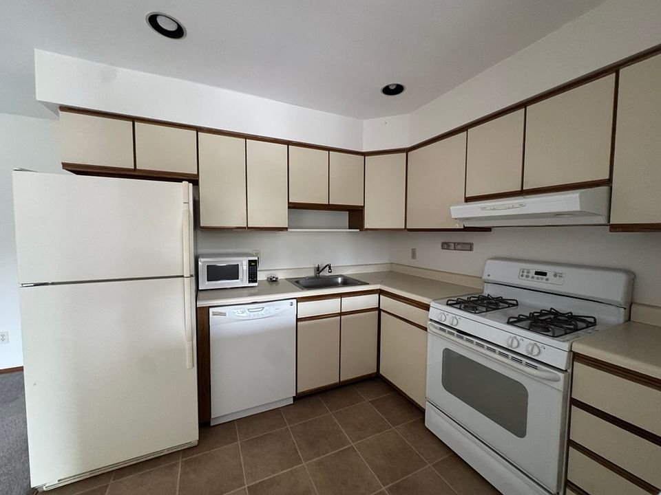 full kitchen with updated appliances