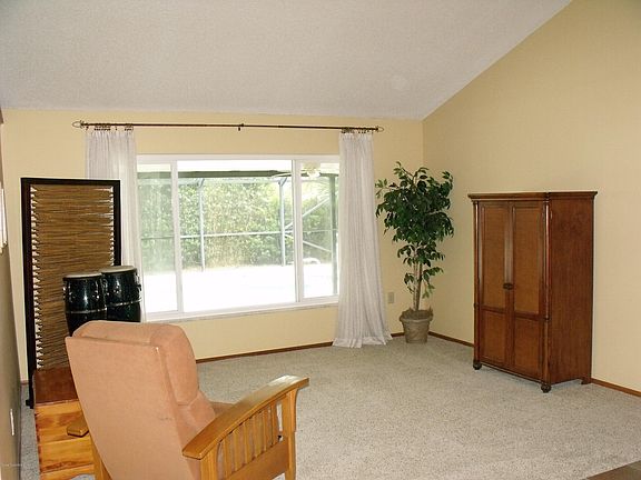 3rd image of 909 Jamestown Dr