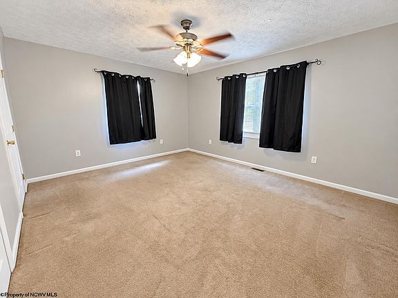 27th image of 13 Silver Maple Ln