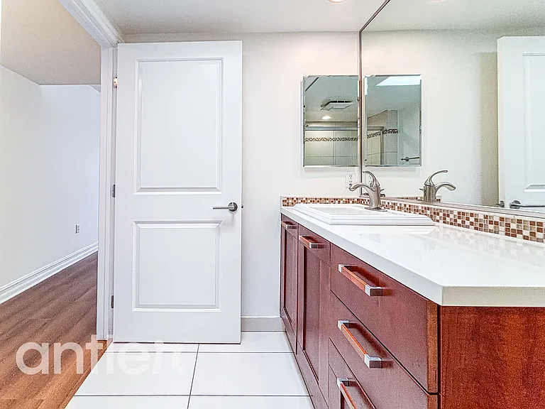 1241 S Sherbourne Dr #GPH4 — Photo 17