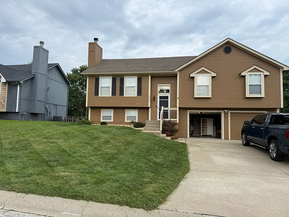 2216 NE Maybrook Dr